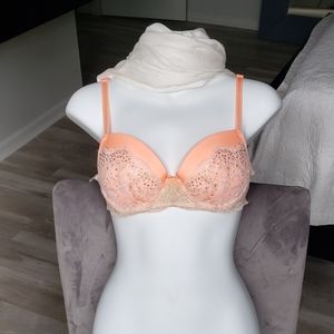 32D Victoria's Secret